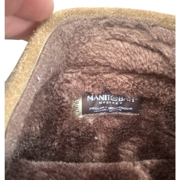 Beautiful rare Manitobah MukLuks designed by indigenous artist - Picture 4 of 5